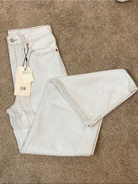 Light Wash Levi’s Ribcage Wide Leg Jeans - Size 27x32